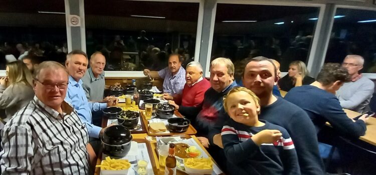 Met enkele leden naar een mosselfeest van een omliggende club Met enkele leden naar een mosselfeest van een omliggende club